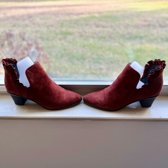 LOGO by Lori Goldstein Shoes - ❤️ Lori Goldstein burgundy, suede leather ankle booties.